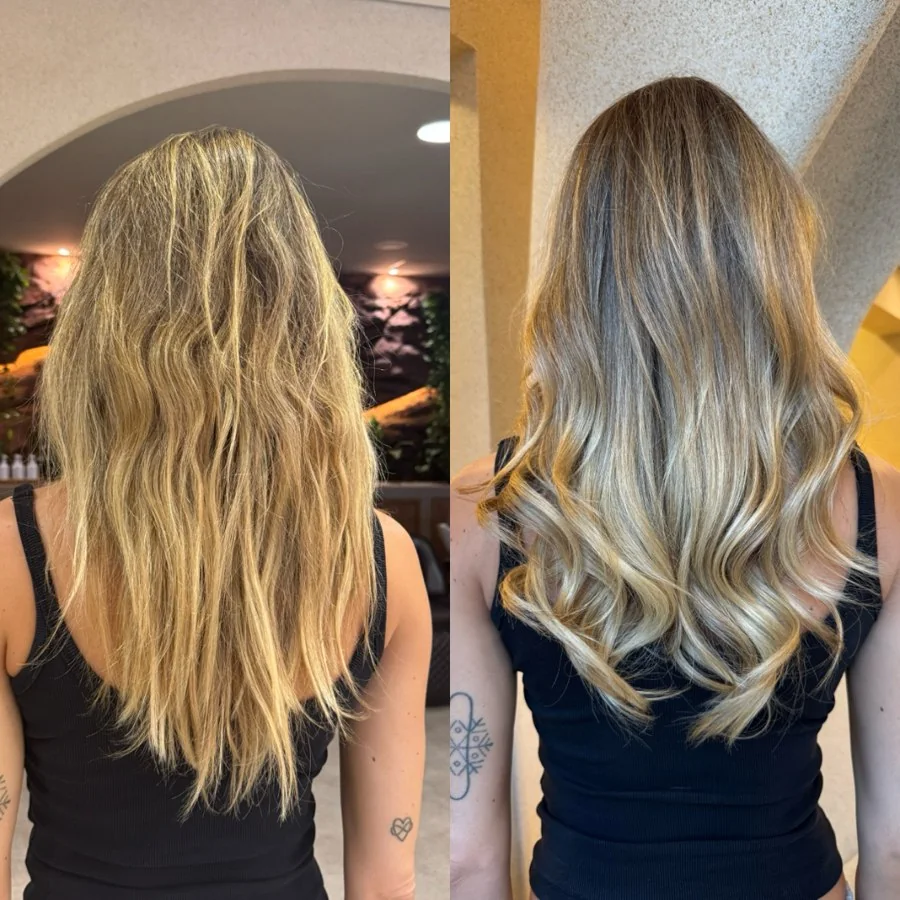 Duas vistas de cabelo com mechas loiras e ondas abertas à direita.